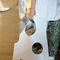 Jangan berharap kamu bisa menyimpan barang seperti dompet atau peralatan makeup di tas itu. Seperti dikabarkan Vogue, Off-White dalam keterangan persnya saat fashion show menegaskan bahwa tas Jitney terbaru ini memang sengaja diciptakan tanpa fungsi. Namun, Off-White tetap melengkapinya dengan semacam pouch sebagai wadah kecil di bagian dalam. (Foto: Pascal Le Segretain/Getty Images)