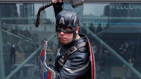 Ada pula pengunjung yang mengenakan kostum Captain America di New York Comic Con 2019. Istimewa/Shannon Stapleton/Reuters.
