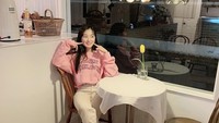 Belum ada makanan sih, tapi Hye Yoon sudah asyik pose di sebuah kafe. Wajah manisnya bikin banyak orang salah fokus! Foto: Instagram hye_yoon1110