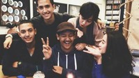 Maka tak heran, ia mendapat surprise ulang tahun berupa kue cokelat dari teman-temannya. Foto: Instagram @rifatsungkar93