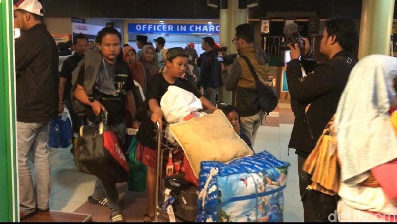 Puluhan Warga Korban Rusuh Wamena Tiba di Sumbar Puluhan Warga Korban Rusuh Wamena Tiba di Sumbar