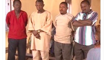 Bangku cadangan United yang kebingungan melihat performa timnya. Foto: Twitter