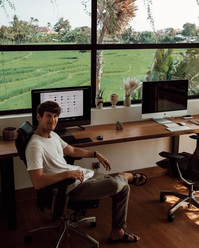 Sang pemilik rumah Jack Morris merupakan pria asal Inggris. Mengejutkannya, dia dulu hanya seorang tukang cuci karpet di kota asalnya Manchester.  Foto: Instagram, Facebook