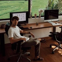 Sang pemilik rumah Jack Morris merupakan pria asal Inggris. Mengejutkannya, dia dulu hanya seorang tukang cuci karpet di kota asalnya Manchester.  Foto: Instagram, Facebook