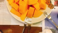 Lewat foto ini Hye Yoon memberi tahu buah favoritnya. Yap! Ia sangat menyukai potongan mangga segar dan manis. Foto: Instagram hye_yoon1110