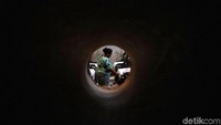 Sejumlah pekerja menenun benang menggunakan mesin di pabrik kawasan Majalaya, Kabupaten Bandung, Kamis (3/10/2019).