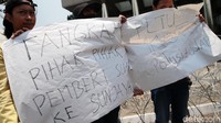 Sejumlah poster berisi permintaan untuk menangkap sejumlah pihak yang memberi suap ke mantan Bupati Cirebon Sunjaya Purwadisastra pun turut dibawa oleh para peserta aksi di depan gedung KPK itu.