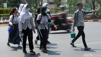 Satu per satu dinding yang dipenuhi coretan-coretan di kawasan Senayan, dibersihkan oleh para pelajar tersebut.