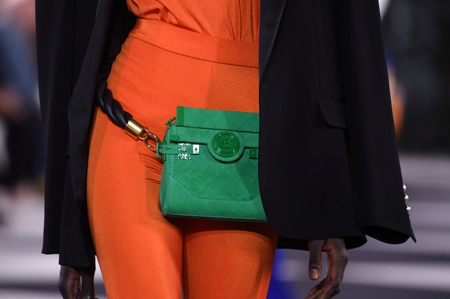 Selain handbag, tas Balmain juga hadir dalam gaya fanny-pack. (Foto: Pascal Le Segretain/Getty Images)