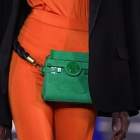 Selain handbag, tas Balmain juga hadir dalam gaya fanny-pack. (Foto: Pascal Le Segretain/Getty Images)