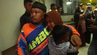 Korban konflik di Wamena asal Sumatera Barat tiba di Bandara International Minangkabau (BIM), Kabupaten Padang Pariaman, Sumatera Barat, Kamis (3/10/2019) malam. ANTARA FOTO/Muhammad Arif Pribadi.
