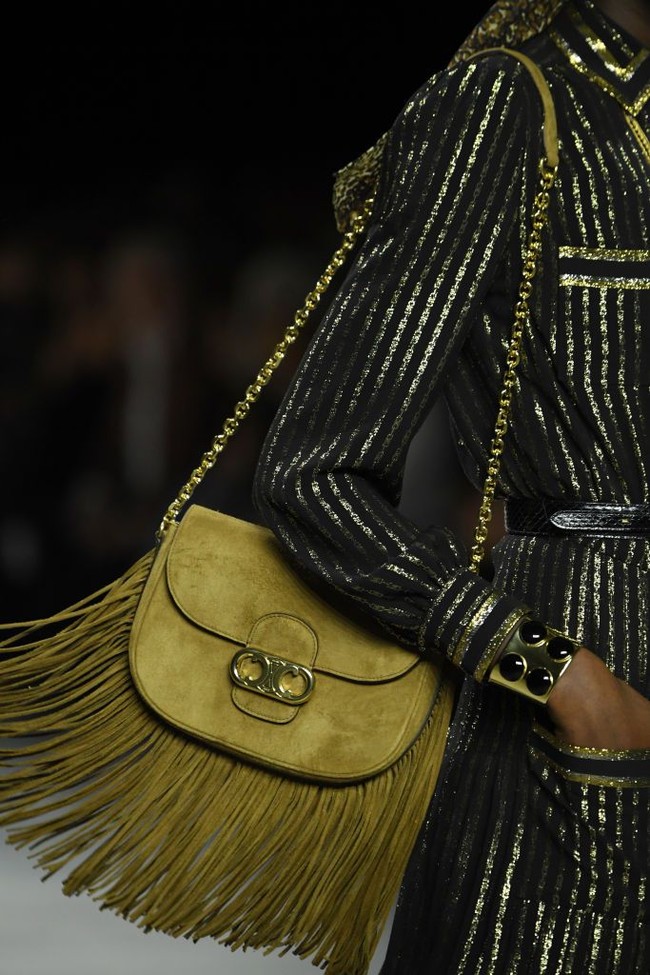 Celine mengusung tema boho-chic dengan aksen fringe untuk tren tas 2020. (Foto: Pascal Le Segretain/Getty Images)