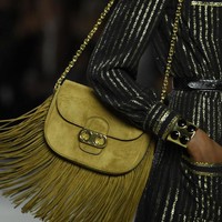 Celine mengusung tema boho-chic dengan aksen fringe untuk tren tas 2020. (Foto: Pascal Le Segretain/Getty Images)