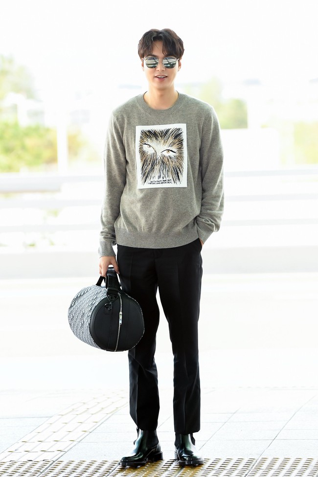 Sweater ia pasangkan dengan celana hitam yang juga berbahan kashmir. Celana berpotongan pipa ini dijual di toko dan website resmi Dior seharga Rp 27 jutaan. Foto: Dok. Dior