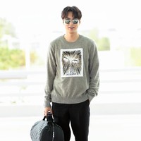 Sweater ia pasangkan dengan celana hitam yang juga berbahan kashmir. Celana berpotongan pipa ini dijual di toko dan website resmi Dior seharga Rp 27 jutaan. Foto: Dok. Dior