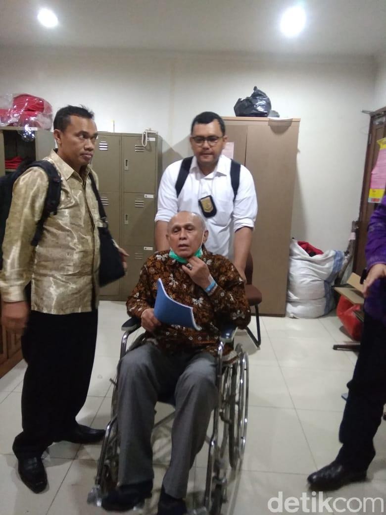 Dibantarkan, Kivlan Segera Dioperasi Angkat Sisa Granat Nanas di Kakinya Dibantarkan, Kivlan Segera Dioperasi Angkat Sisa Granat Nanas di Kakinya