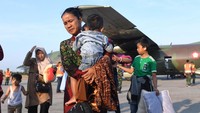 Pengungsi korban konflik tiba di Lanud Halim Perdanakusuma, Jakarta. ANTARA FOTO/Akbar Nugroho Gumay.