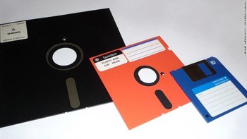 Jika sekarang penyimpanan data menggunakan flash disk, dulu pakai floppy disk. Ada dua ukuran 5,25 inch dengan kapasitas 110 KB. Di penghujung era 80-an muncul ukuran lebih kecil 3,5 inch dengan kapasitas 1,4 MB. Foto: CNN