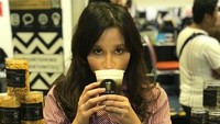 Lewat instagramnya, Nuraaen juga memamerkan banyak momen makan. Termasuk ketika asyik menyeruput segelas es kopi kekinian. Foto: instagram