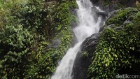 Terpisah jarak 100 meter, ada Air Terjun Mangngae yang tak kalah cantiknya. Ketinggian air terjun ini sekitar 30 meteran. (Abdy Febriady/detikcom)