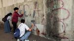Keren! Para Pelajar Bersihkan Sisa-sisa Vandalisme di Senayan