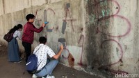 Aksi itu dilakukan agar dinding-dinding di kawasan Senayan kembali bersih dari coretan-coretan tak bertanggung jawab pascaaksi unjuk rasa yang berlangsung beberapa waktu lalu.