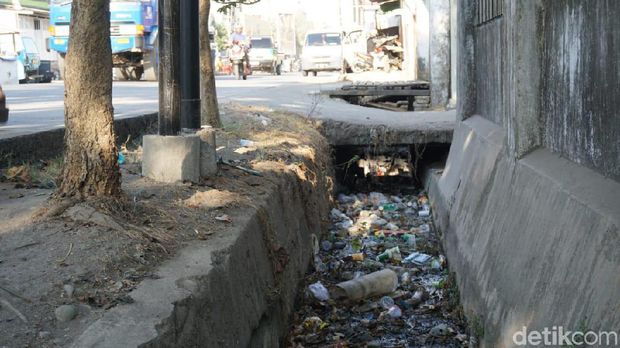 Selokan di Makassar Sudah Jorok, Jangan Ki' Buang Sampah Sembarangan!