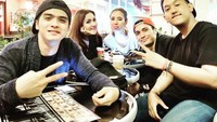 Mengunjungi sebuah kafe, Rifat nongkrong bareng dengan teman sesama artis. Terlihat nampak ada Ricky Harun di sana. Foto: Instagram @rifatsungkar93