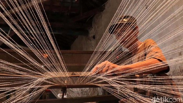 Produk tekstil impor dari China makin deras masuk ke Indonesia. Para pengusaha industri Tekstil dan Produk Tekstil (TPT) di Jabar pun mengeluh karena terancam bangkrut.