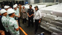 Sri Mulyani memaparkan persoalan industri tekstil. Dia mengatakan, industri tekstil mendapat tantangan karena Amerika Serikat (AS) di bawah Presiden Donald Trump menerapkan kebijakan kenaikan tarif. Sehingga, diperkirakan terjadi banjir impor. Untuk Indonesia, banjir impor tidak terlalu tampak lantaran peningkatan nilai impornya tidak naik signifikan.
