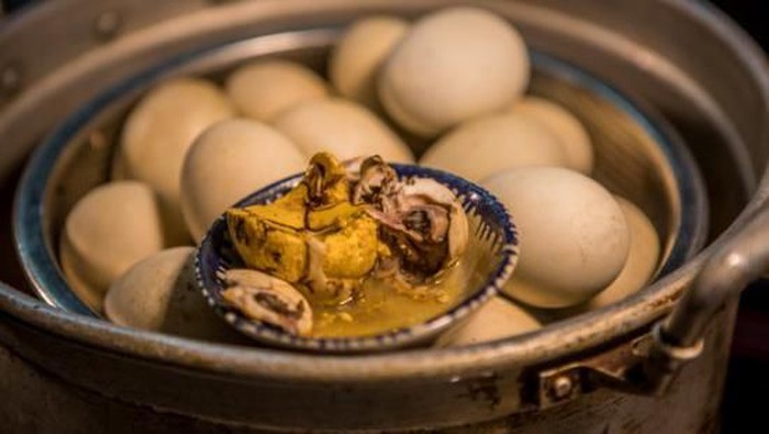 Balut, Telur Isi Embrio Bebek yang Kontroversi Tapi Tetap Disukai