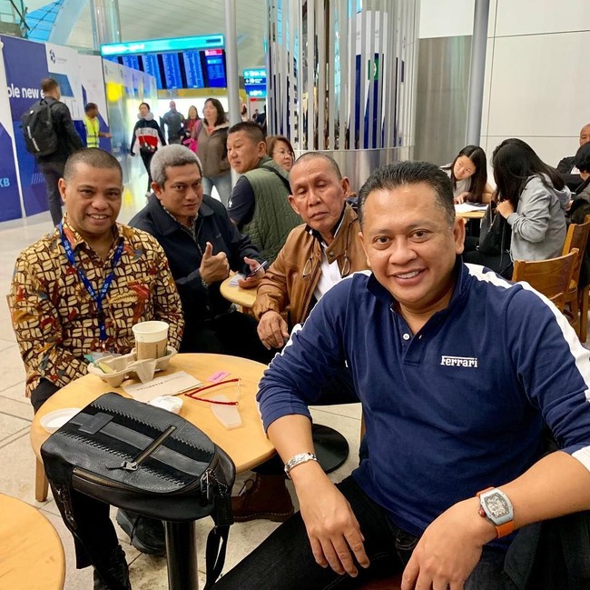 Bambang Soesatyo memakai jam tangan Richard Mille RM27-02 yang disebut-sebut sebagai salah satu jam tangan teringan di dunia. Berat jam tangan ini hanya 19 gram. Foto: Dok. Instagram @bambang.soesatyo