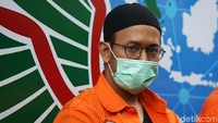 Artis Rifat Umar (RU) dihadirkan polisi saat menggelar rilis kasus narkoba di Polda Metro Jaya, Jakarta, Jumat (4/10/2019).