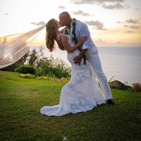 Selain Kate Wright, cukup banyak pengantin selebriti yang menikah dengan gaun putih bermaterial transparan. Lauren Hashian memilih gaun serupa ketika dipersunting Dwayne Johnson yang juga dikenal sebagai The Rock. Berbeda dengan Kate, semua bagian gaun cantik itu tampak berbahan tipis sehingga terlihat sedikit menerawang. Foto: Instagram