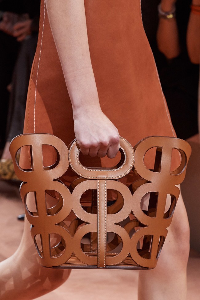 Ketika tas Hermes hadir dalam detail cut-out. (Foto: Dok. Vogue)