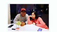 Rifat Umar ditangkap polisi di kamar kosnya dengan seorang perempuan, yang ternyata kekasihnya. Sebelum tertangkap, begini momen kedua saat makan di sebuah restoran. Foto: Instagram @rifatsungkar93