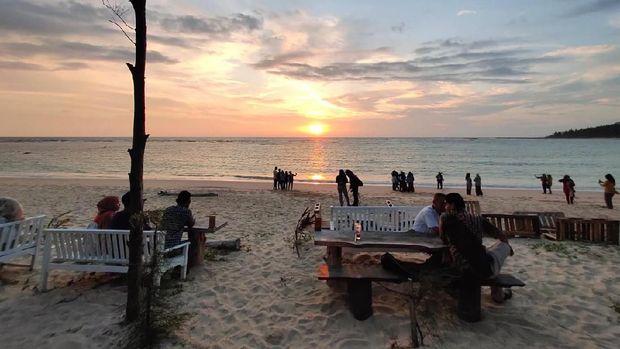 Dulu Kena Tsunami Aceh, Pantai Ini Jadi Tempat Nikmati Senja & Kopi