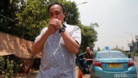 Mantan EVP Human Capital and Corp. Supp Services PT Garuda Indonesia, Heriyanto Agung Putra meninggalkan gedung KPK, Jakarta, Jumat (4/10/2019) usai diperiksa penyidik. 
