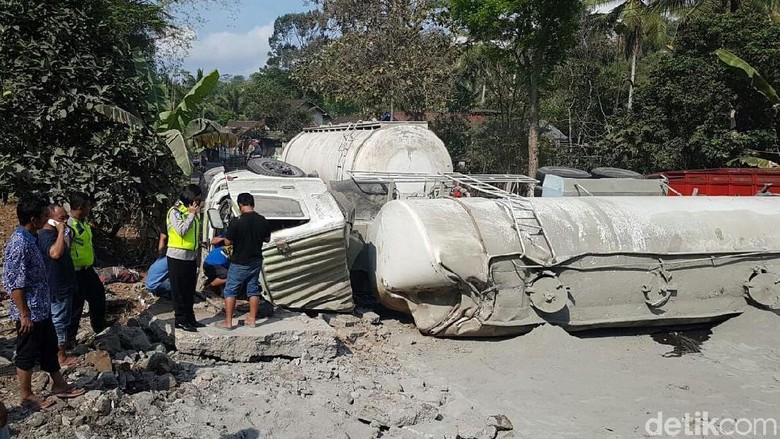 Truk Tronton Terguling Menutupi Jalan Purworejo-Magelang Truk Tronton Terguling Menutupi Jalan Purworejo-Magelang