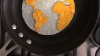 Telur tersebut dibentuk dengan cara digoreng di atas wajan. Ini merupakan salah satu karya yang rumit dengan bentuk bola bumi. Foto: Instagram @The_eggshibit