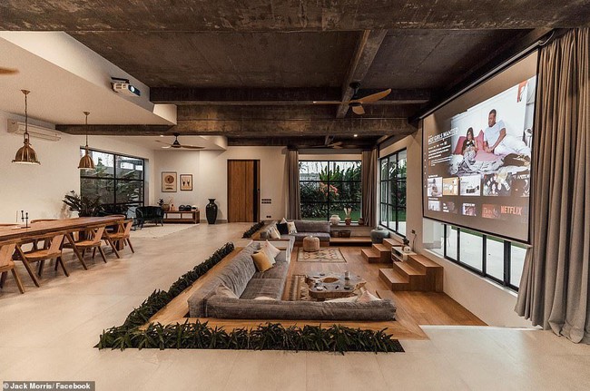 Seperti dikutip Daily Mail, rumah tersebut memiliki fasilitas kolam renang, dapur mewah, hingga bioskop. Rumah bergaya bohemian itu lantas jadi viral.  Foto: Instagram, Facebook