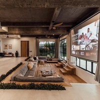 Seperti dikutip Daily Mail, rumah tersebut memiliki fasilitas kolam renang, dapur mewah, hingga bioskop. Rumah bergaya bohemian itu lantas jadi viral.  Foto: Instagram, Facebook