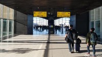 Suasana Bandara Internasional Queen Alia (QAIA) yang ramai oleh penumpang pesawat.