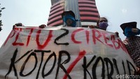 Massa nampak membawa spanduk terkait dengan PLTU II Cirebon.