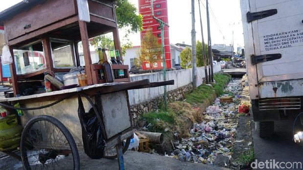 Selokan di Makassar Sudah Jorok, Jangan Ki' Buang Sampah Sembarangan!