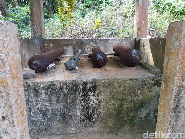Di dalam bangunan terdapat 4 meriam yang jadi peninggalan Portugis. Meriam ini digunakan oleh para leluhur untuk melawan penjajah Filipina. (Bonauli/detikcom) Di dalam bangunan terdapat 4 meriam yang jadi peninggalan Portugis. Meriam ini digunakan oleh para leluhur untuk melawan penjajah Filipina. (Bonauli/detikcom)