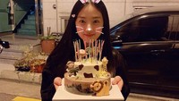 Hye Yoon pasang senyum manis saat diberi kejutan kue ulang tahu tema binatang. Jadi sayang untuk dimakan ya hihi. Foto: Instagram hye_yoon1110