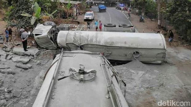 Truk Tronton terguling di Jalan Purworejo-Magelang.