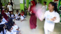 Lewat Sekolah Anak percaya diri ini anak-anak korban trauma akan dibina untuk berekspresi dan berkegiatan positif. Menurut Hatim, saat ini Sekolah Anak Percaya Diri telah memiliki 58 siswa aktif yang dibagi dalam dua kelas dengan jadwal belajar setiap hari Jumat dan Minggu.