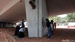 Keren! Para Pelajar Bersihkan Sisa-sisa Vandalisme di Senayan